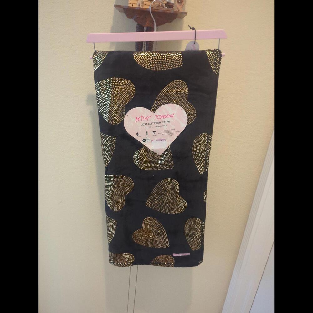 Betsy Johnson ultra soft plush throw